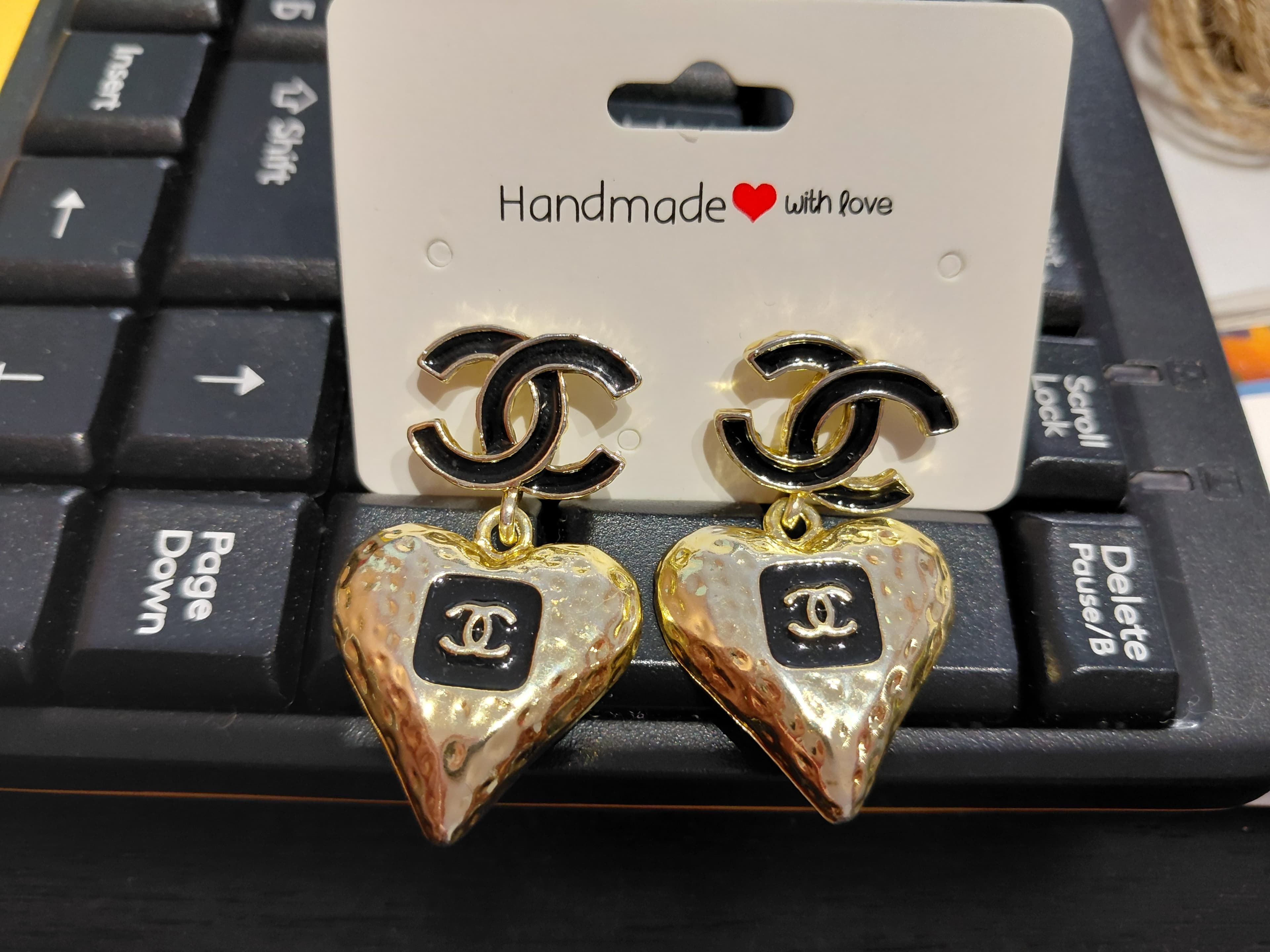 Висящите обеци със сърце "Chanel"