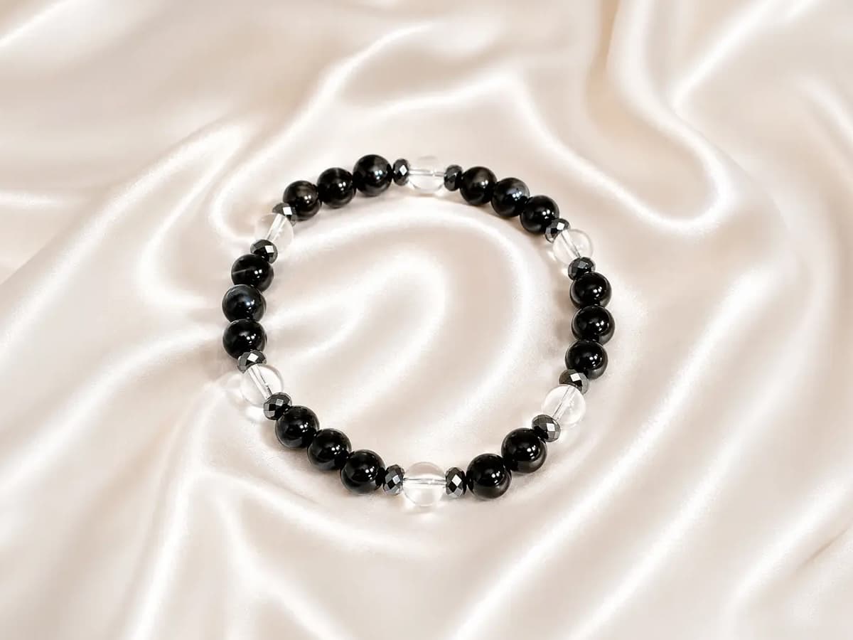 Планински кристал: Изчиства аурата, усилва защитата и носи пълна духовна яснота.