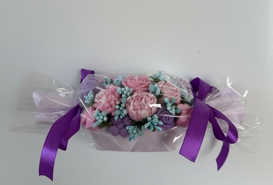 🌸 Ароматни цветя от восък, опаковани като бонбон.