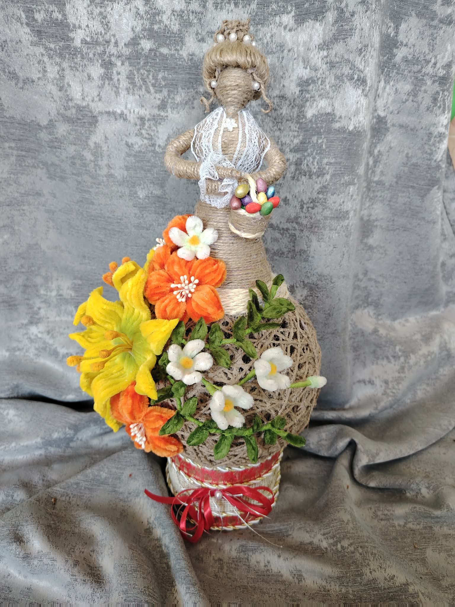 Девойка с кошница.