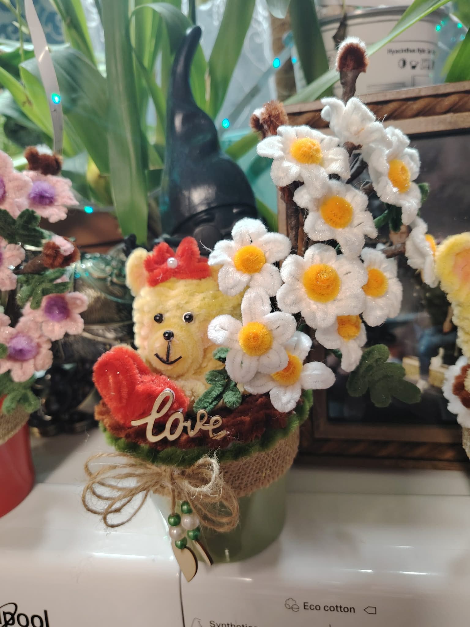 Кошничка с мече и маргаритки