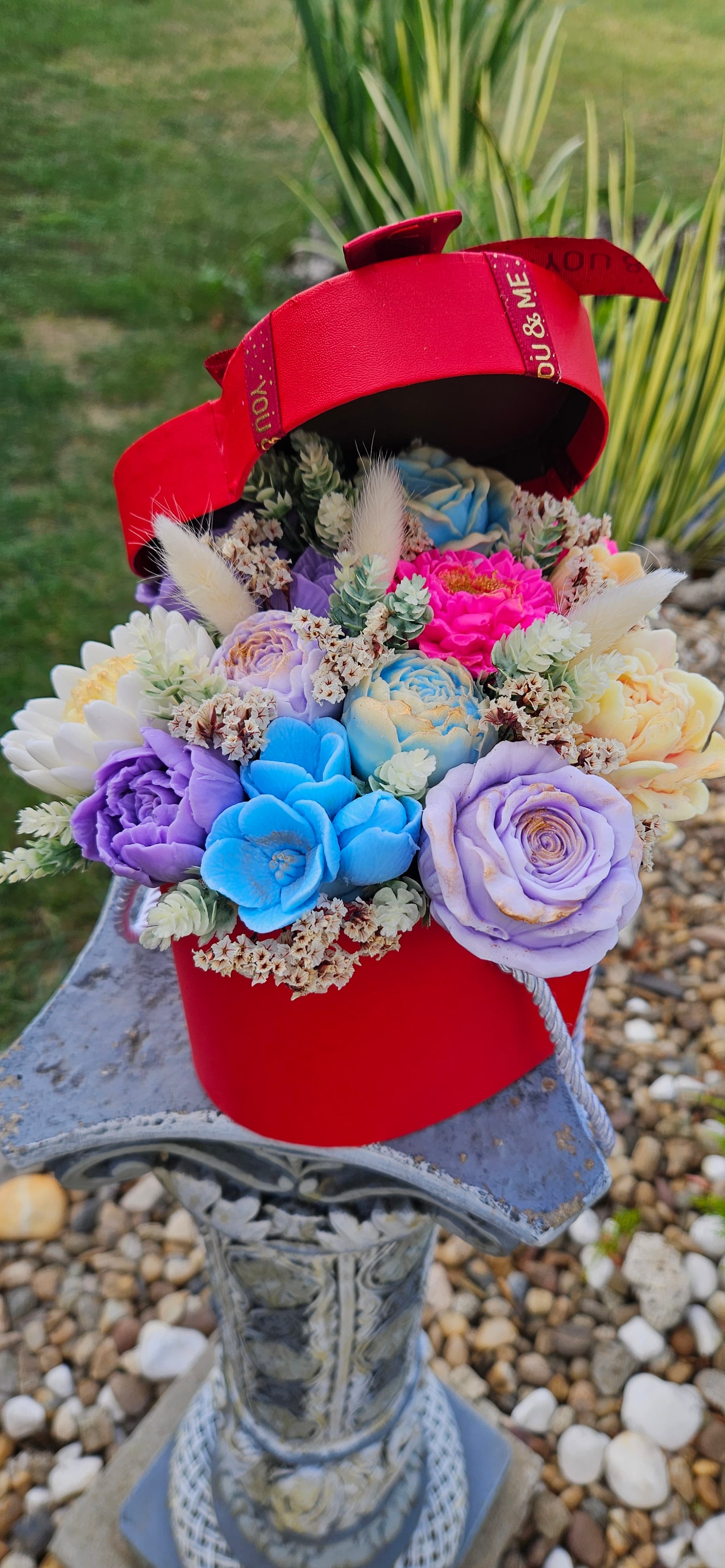 Кутия Срце аранжирана с цветя от сапун